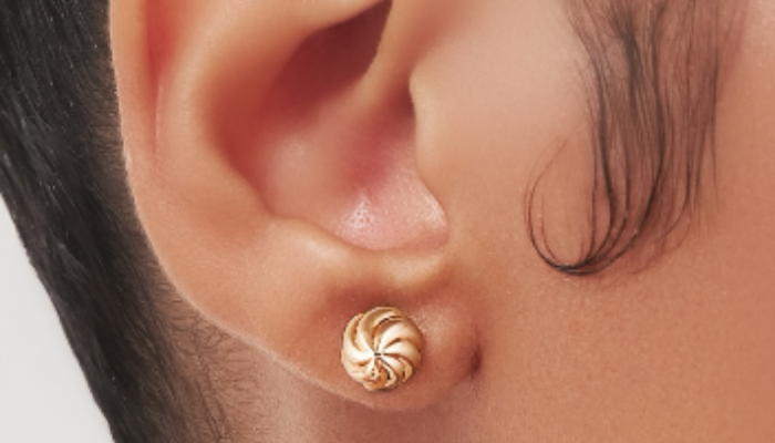 How to Wear Statement Earrings With Abaya