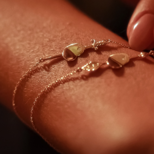 What's the Difference Between an Anklet and a Bracelet